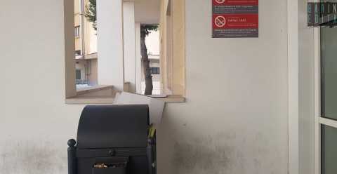 Bari, «vietato fumare in tutto il Policlinico»: ma nell'ospedale ci sono posacenere ovunque